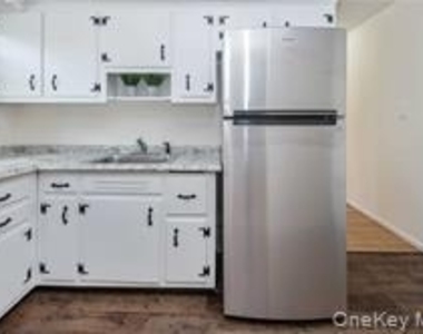 176 Nassau Boulevard - Photo Thumbnail 2