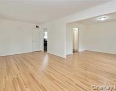 176 Nassau Boulevard - Photo Thumbnail 5