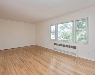 176 Nassau Boulevard - Photo Thumbnail 3