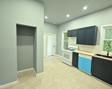 44 Alexander Street - Photo Thumbnail 2