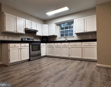 410 Woodlyn Drive - Photo Thumbnail 9