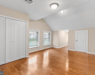 2319 Walnut Street - Photo Thumbnail 9