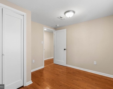 2319 Walnut Street - Photo Thumbnail 7