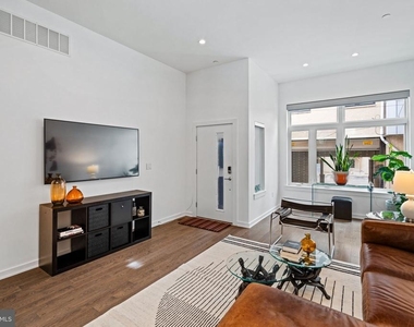 418 Wallace Street - Photo Thumbnail 3