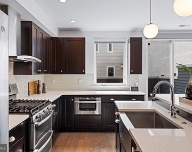 418 Wallace Street - Photo Thumbnail 8