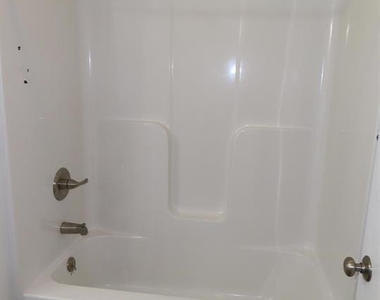 228 Rowe Avenue - Photo Thumbnail 10