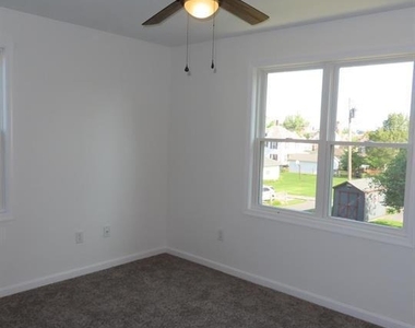 228 Rowe Avenue - Photo Thumbnail 7