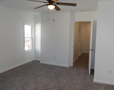 228 Rowe Avenue - Photo Thumbnail 12