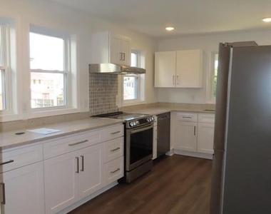 228 Rowe Avenue - Photo Thumbnail 5