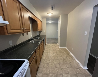 1022 Sandlin Place - Photo Thumbnail 6