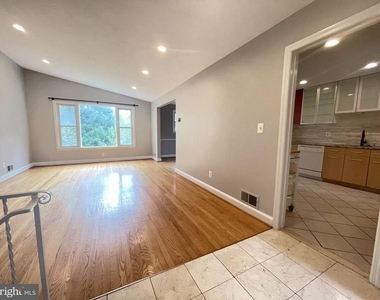 7325 Radcliffe Drive - Photo Thumbnail 10