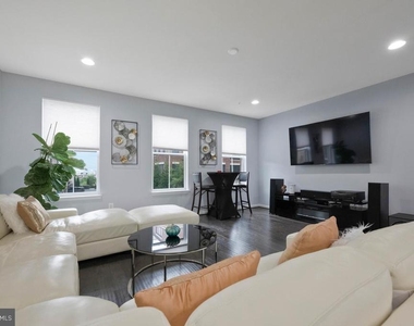 518 Harborview Drive - Photo Thumbnail 5