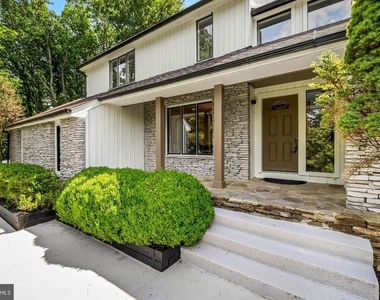 2318 Shaded Brook Drive - Photo Thumbnail 6