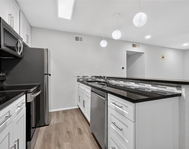 910 Duncan Ln - Photo Thumbnail 10