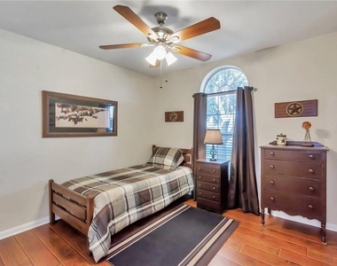 310 Stewart Dr - Photo Thumbnail 15