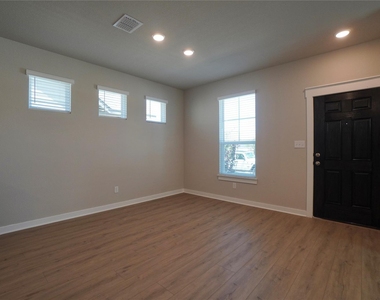 136 Greinert Dr - Photo Thumbnail 6