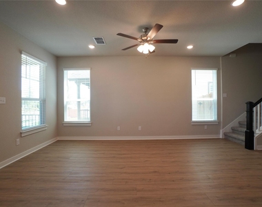 136 Greinert Dr - Photo Thumbnail 9