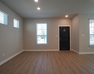 136 Greinert Dr - Photo Thumbnail 10