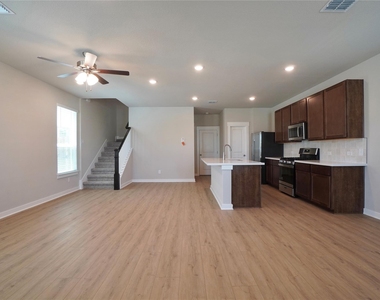 136 Greinert Dr - Photo Thumbnail 5