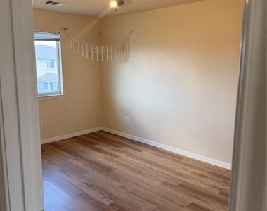 1309 Ascot St - Photo Thumbnail 3