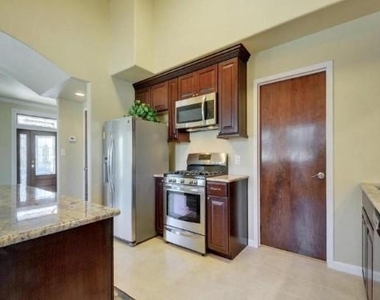 2406 E 11th St - Photo Thumbnail 10