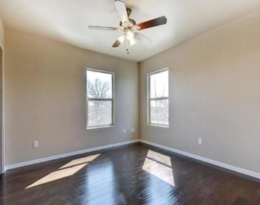 2406 E 11th St - Photo Thumbnail 20