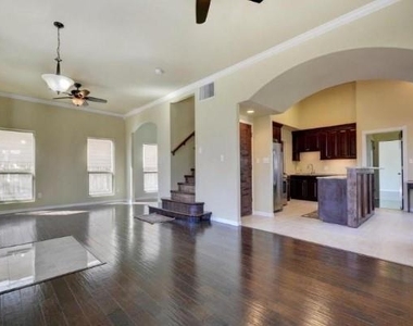 2406 E 11th St - Photo Thumbnail 3