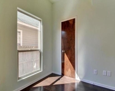 2406 E 11th St - Photo Thumbnail 18