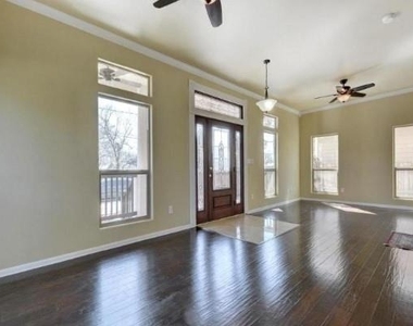 2406 E 11th St - Photo Thumbnail 4