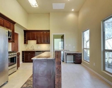 2406 E 11th St - Photo Thumbnail 7