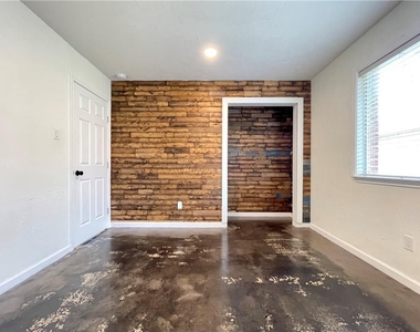 1060 W South St - Photo Thumbnail 17
