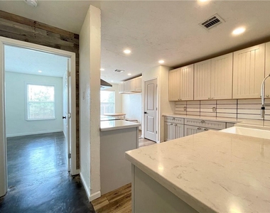1060 W South St - Photo Thumbnail 7