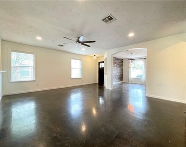 1060 W South St - Photo Thumbnail 4