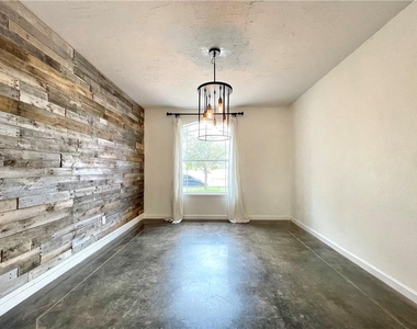 1060 W South St - Photo Thumbnail 5