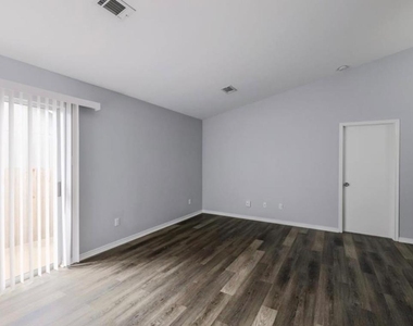 2132 Andover Dr - Photo Thumbnail 5