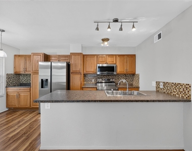 910 Duncan Ln - Photo Thumbnail 7