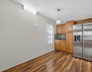 910 Duncan Ln - Photo Thumbnail 10