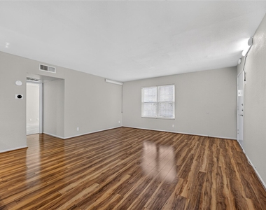 910 Duncan Ln - Photo Thumbnail 5