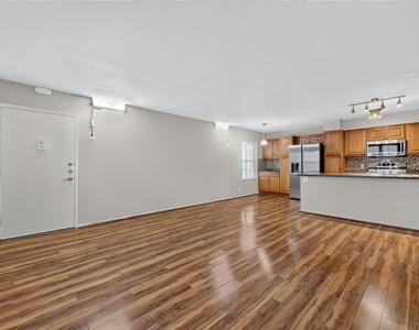 910 Duncan Ln - Photo Thumbnail 3