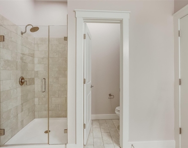 2520 Bluebonnet Ln - Photo Thumbnail 16