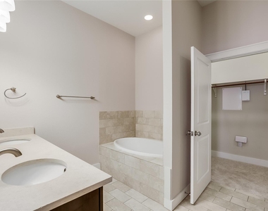 2520 Bluebonnet Ln - Photo Thumbnail 4