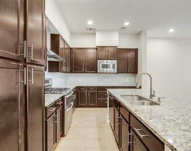 2520 Bluebonnet Ln - Photo Thumbnail 12