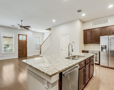 2520 Bluebonnet Ln - Photo Thumbnail 13