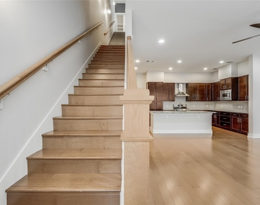 2520 Bluebonnet Ln - Photo Thumbnail 10