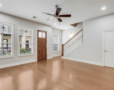2520 Bluebonnet Ln - Photo Thumbnail 9