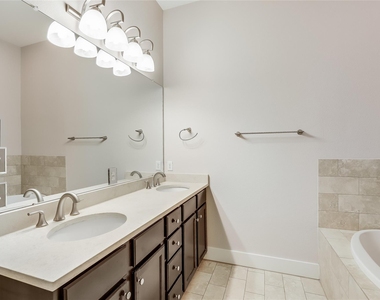 2520 Bluebonnet Ln - Photo Thumbnail 17