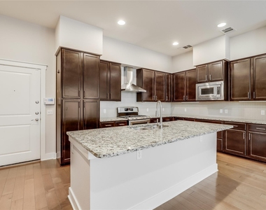 2520 Bluebonnet Ln - Photo Thumbnail 11