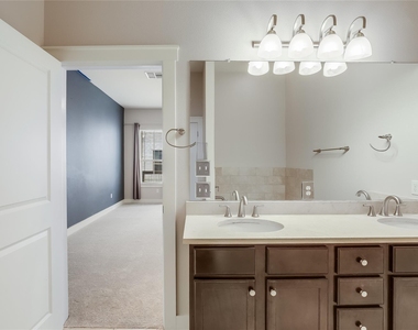 2520 Bluebonnet Ln - Photo Thumbnail 24