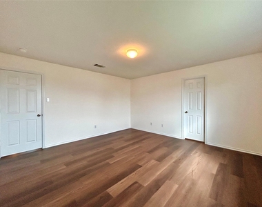 102 Adame Ln - Photo Thumbnail 16