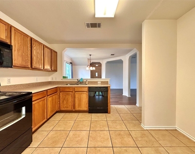102 Adame Ln - Photo Thumbnail 9